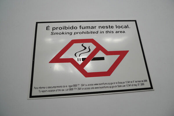 É proibido fumar neste local.